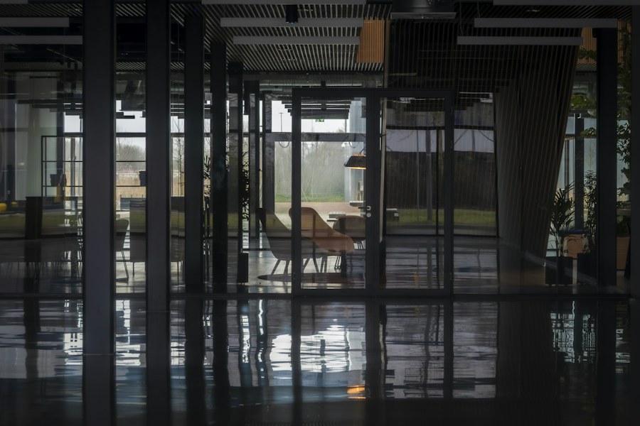 Fotografie eines gepflegten modernen Bürobereichs